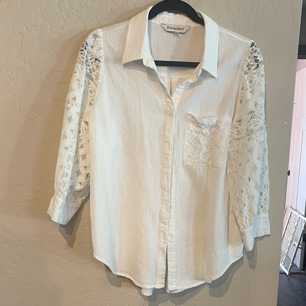 DAVI & DANI White Lace Sleeve Button Down Shirt EUC